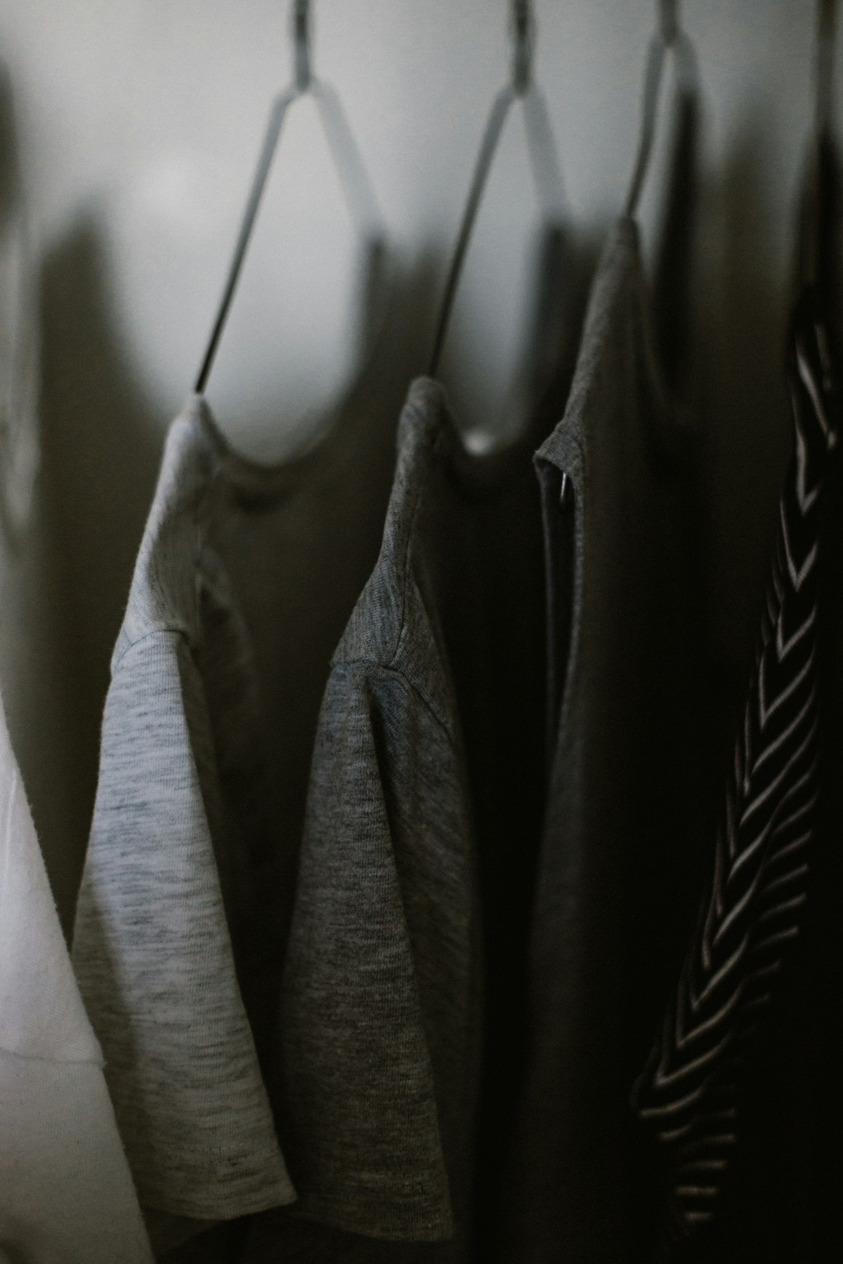 Camisas em cabides, fileira como botões numa cartela